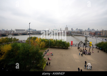 Tate Modern Quadrat Spider und Millennium Bridge London Stockfoto