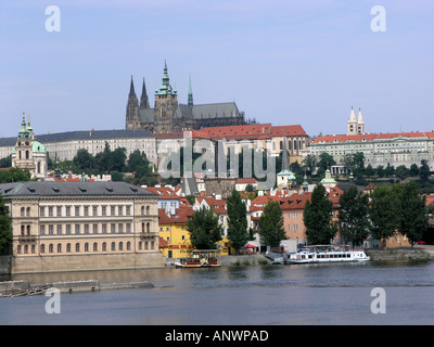 Turmspitzen der St Vitus Cathedral ragen Hradschin Burg Mala Strana und dem Fluss Moldau Prag Tschechische Republik Europa EU Stockfoto