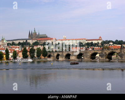 Turmspitzen der St Vitus Cathedral ragen Hradschin Burg Mala Strana und dem Fluss Moldau Prag Tschechische Republik Europa EU Stockfoto