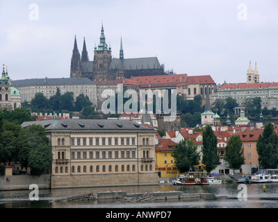 Turmspitzen der St Vitus Cathedral ragen Hradschin Burg Mala Strana und dem Fluss Moldau Prag Tschechische Republik Europa EU Stockfoto