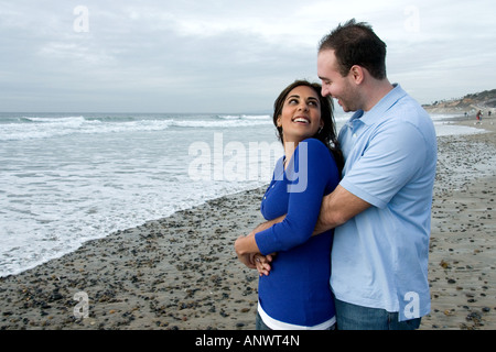 Junges Paar umarmt am Strand Stockfoto
