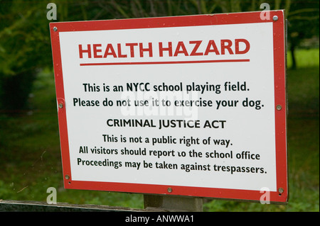 Gesundheit Gefahr Schild über Hund Kot auf Schule Spielfeld begleichen Yorkshire England Stockfoto