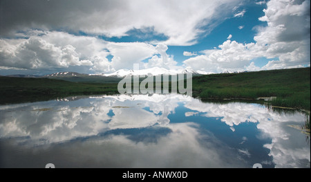 Wolken über dem Ukok-Plateau spiegelt sich in ein Wasser-Reservoir. Die Tabyn Bogdo Ola reichen. Altai. Sibirien. Russland Stockfoto