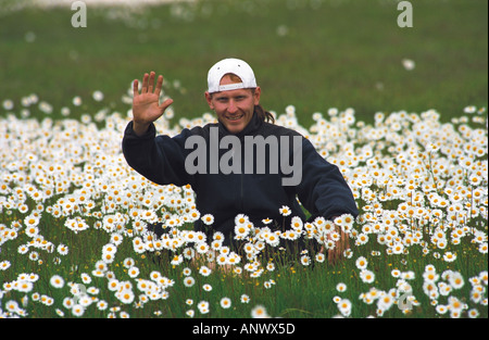 Winkenden Mann sitzt unter Kamillen. Das Ukok-Plateau. Altai. Sibirien. Russland Stockfoto