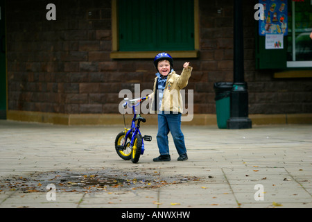 Ein sechs-jährigen sein Fahrrad zum ersten Mal ohne Stützräder.  Arnold-Park, Arnold, Nottinghamshire, UK Stockfoto
