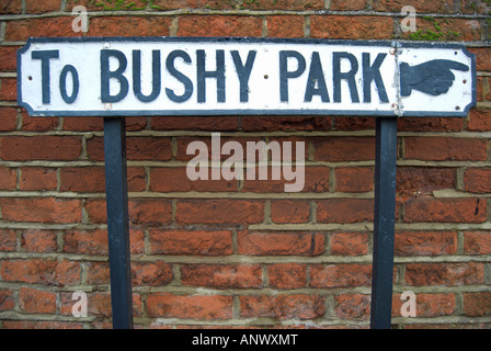 Alten Stil Straßenschild mit zeigt Aushaendigen Anfahrt buschigen Park, einem königlichen Park in der Nähe von Hampton Court, London, england Stockfoto