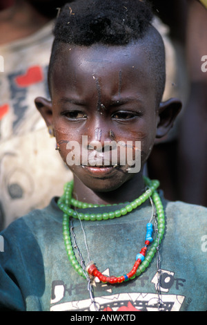 Afrika, Äthiopien, rituelle Skarifizierung auf den ersten Blick einem jungen Konso, in das Dorf Buso in der Omo-River-region Stockfoto