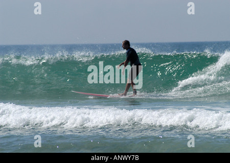 Surfen vor der Küste von Jersey Stockfoto