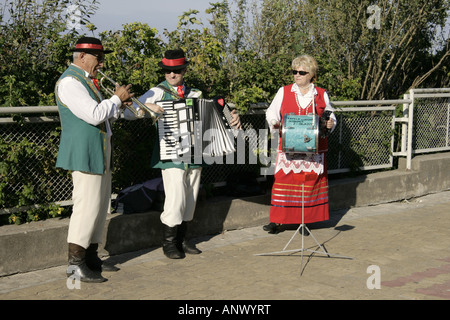 Native Straßenmusiker in traditionellen Kostümen, Polen, Pommern, Ustka Stockfoto