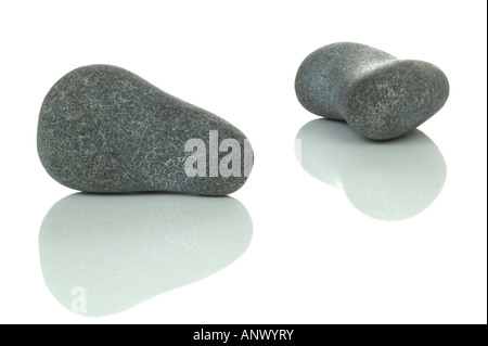 Zwei Kieselsteinen mit Reflektionen auf weißem Hintergrund Stockfoto