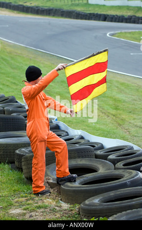 Streckenposten mit Öl reduziert Griff Flagge am Rennen treffen Stockfoto