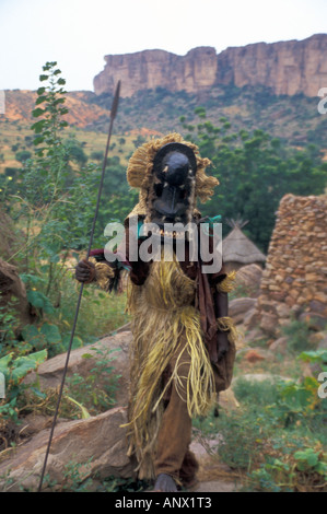 Ein maskierter Tänzer bei den Dogon Nombori, in Mali, Afrika. (MR) Stockfoto