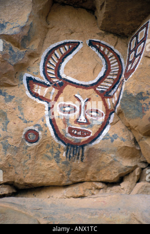 Eine Kuh mit einem Mann ins Gesicht malen, genannt "Na", an der feierlichen Stelle der Beschneidung in den Treppenaufgang Songo, Mali, Afrika. Stockfoto