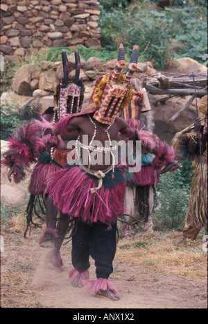 Maskierte Tänzer Dogon eine traditionelle Zeremonie, in der Ortschaft Nombori, Mali, Afrika (MR) Stockfoto