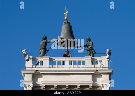 Die Mori auffällig eine Glocke auf dem Dach des Torre Orologio in Markusplatz entfernt, Venedig, Italien Stockfoto