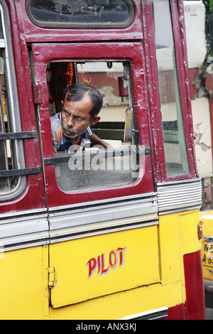 Bus-Fahrer in seinem Fahrzeug, Indien, Kalkutta Stockfoto