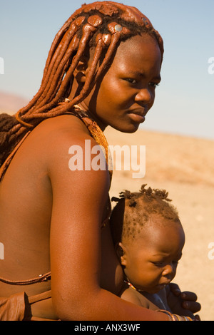 Namibia, Skeleton Coast, Himbas in DFÜ-Aktivitäten. Stockfoto