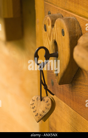 herzförmige Sperre einer alten Holztür in Alpen, Alpen, Frankreich Stockfoto