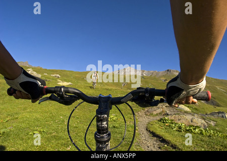 zwei Mountainbiker in den Alpen, Frankreich, Alpen Stockfoto