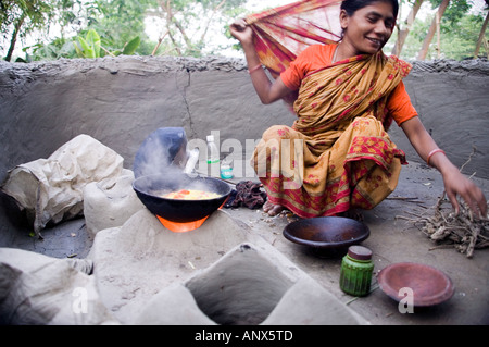 Frau, Kochen Frühstück mit einem Fango Herd in einem Dorf in Bangladesh Stockfoto