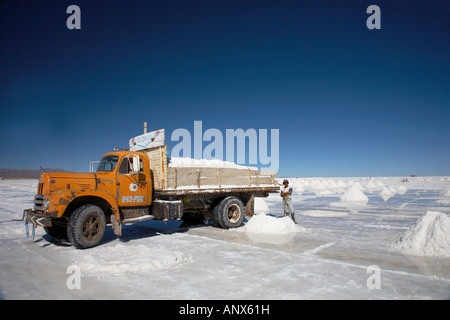 Mann, die Schaufeln Salz, Salz Wohnungen, Uyuni, Bolivien Stockfoto
