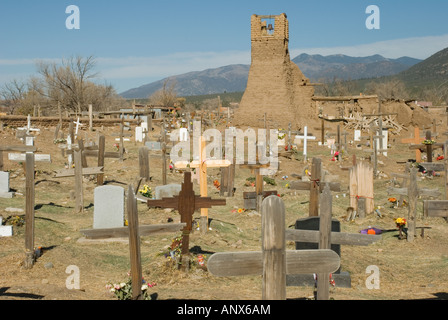 Friedhof vor der Ruine des ursprünglichen St. Jerome Kirche Taos Pueblo New Mexico Stockfoto