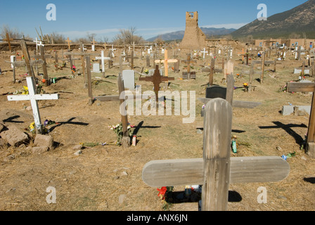 Friedhof vor der Ruine des ursprünglichen St. Jerome Kirche Taos Pueblo New Mexico Stockfoto