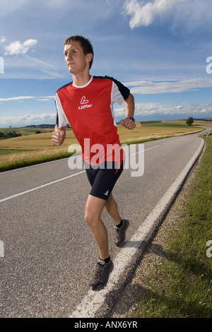 Jogger auf der Straße, Österreich Stockfoto