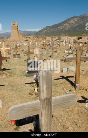 Friedhof vor der Ruine des ursprünglichen St. Jerome Kirche Taos Pueblo New Mexico Stockfoto