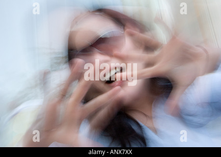 Frau mit Klaustrophobie-Syndrom. Stockfoto