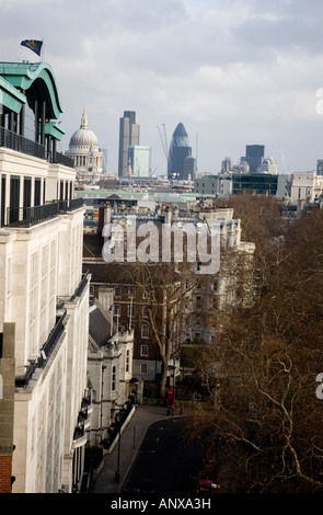 Blick vom Swissotel der Howard Hotelterrasse mit Blick auf die City of London Stockfoto