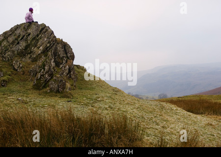 Ein Rollator sitzen auf einem Felsvorsprung mit Blick auf Kentmere in den Lake District Cumbria Stockfoto