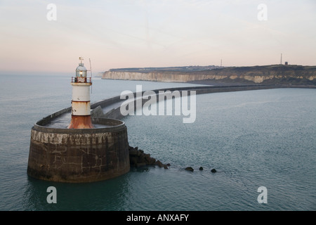 Newhaven Leuchtturm und Hafen Arm und Klippen. Stockfoto