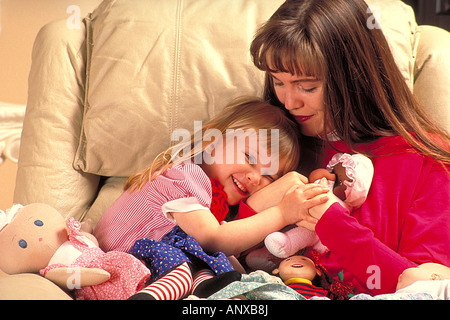 Mutter und Mädchen Puppen reden Stockfoto