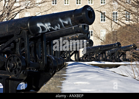 Alte Kanonen, aufgereiht auf rue des Remparts in Québec (Stadt) Stockfoto