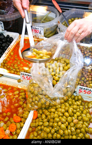 Oliven zum Verkauf. La Boqueria-Markt Barcelona Spanien Stockfoto