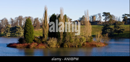 Blick über den See auf dem Gelände des Blenheim Palace in der benachbarten Stadt Woodstock, Oxfordshire, Vereinigtes Königreich. Stockfoto