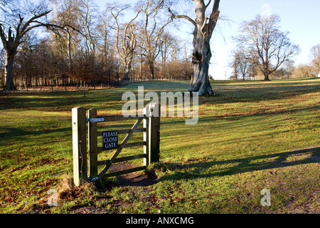 Bitte melden Sie enge Tor auf Gateway mit keine angrenzenden Zäunen auf dem Gelände des Blenheim Palace, Woodstock, Oxfordshire, Vereinigtes Königreich. Stockfoto