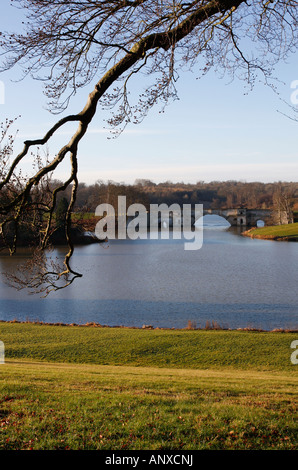 Blick über den See auf dem Gelände des Blenheim Palace Vanbrugh Grand Bridge, Oxfordshire, Vereinigtes Königreich. Stockfoto