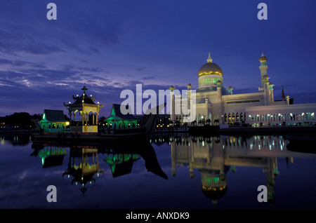 Südost-Asien, in der Nähe von Malaysia, Brunei, Bandar Seri Begawan, Sultan Omar Ali Saifuddin-Moschee in der Hauptstadt. Stockfoto