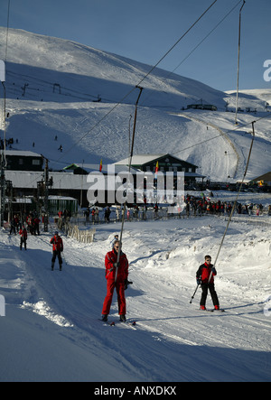 Skifahrer auf Schlepplift Cairngorms National Park, Glenshee, Perthshire und Aberdeenshire, Schottland, Großbritannien, Europa Stockfoto