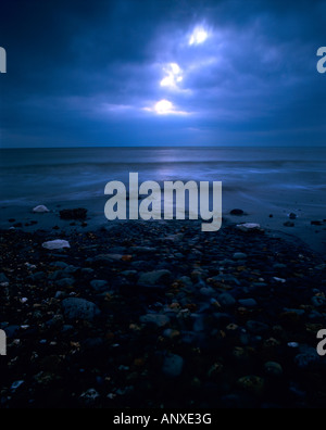 Himmel bedrohlich bei Sonnenuntergang Sonnenuntergang an einem kalten Wintertag am Strand Strand, Blick auf das Meer mit stürmischen Wolken über den Himmel Stockfoto