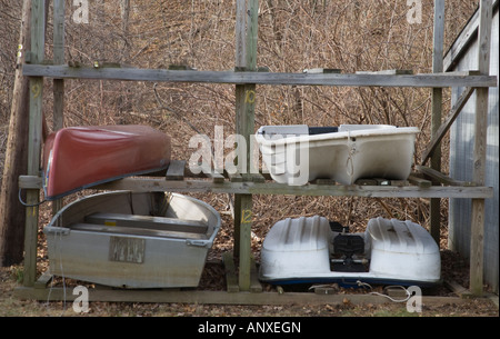 Kleine Boote auf einem Gestell für das Winterlager Stockfoto