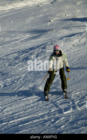 Einsame weibliche Skifahren, Cairngorms National Park, Glenshee, Perthshire und Aberdeenshire, Schottland, Großbritannien, Europa Stockfoto