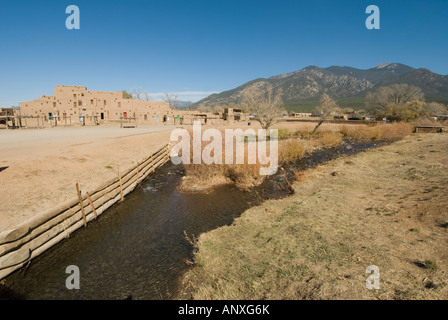 Red Willow Creek Taos Pueblo New Mexiko Stockfoto