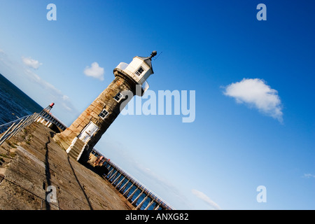 Die East Pier Lighthouse 1854, umrahmt von drei weiße Wolken am blauen Himmel an Whitby North Yorkshire in England Stockfoto