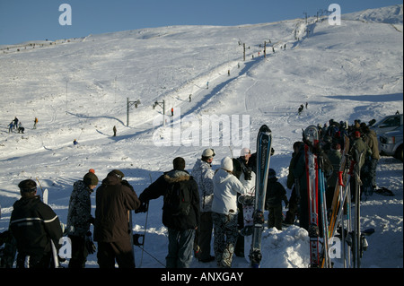 Skifahrer und Snowboarder Queuing für Sessellift, Cairngorms National Park, Glenshee, Perthshire und Aberdeenshire, Schottland Stockfoto