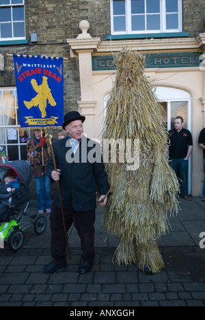 Whittlesea Whittlesey Cambridgeshire. Strohbär Festival-Handler vor dem George Hotel Zentrum der Stadt. UK 2008 2000er Jahre HOMER SYKES Stockfoto