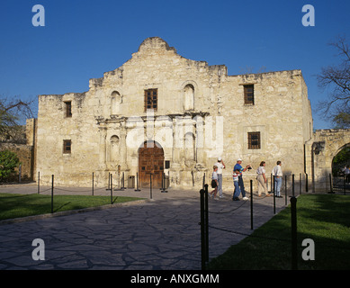 USA TEXAS A Blick auf den alten spanischen Adobe und Stein Mission bekannt als the Alamo in San Antonio, Texas Stockfoto