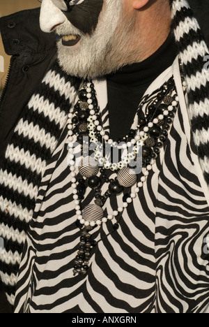 Volksfest Großbritannien. Schwein Dyke Molly Morris Tänzerin in schwarz-weiß-Kostüm, verkleidet sich mit der Teilnahme. Whittlesea Whittlesey Cambridgeshire 2008 2000er Jahre Stockfoto
